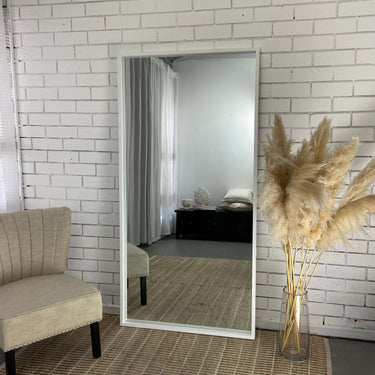 Box mirror in a black finish