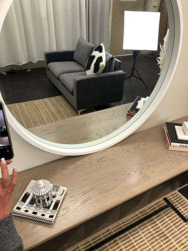 Milano round mirror with a white wooden frame
